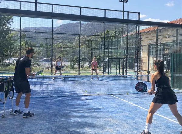 Una clase de padel en la Sierra de Guadarrama