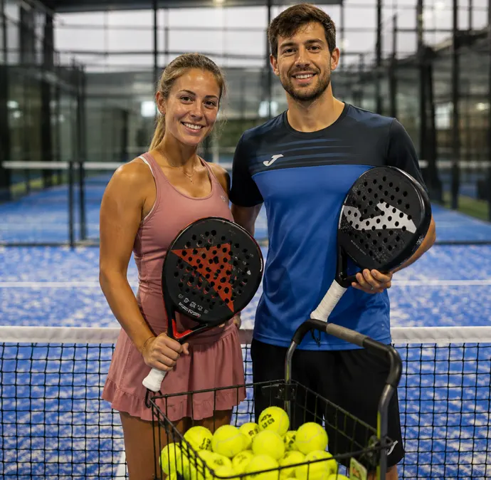 Pareja de adultos en la escuela de padel de Majadahonda