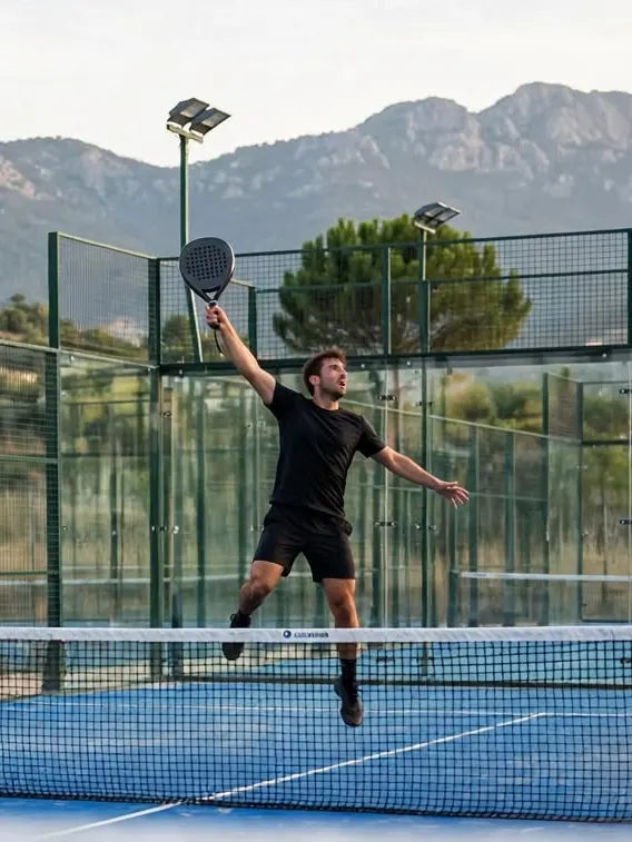 Remate durante un partido de padel en Guadarrama