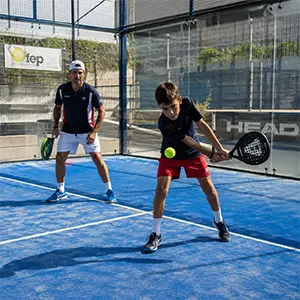 Niño aprendiendo técnica de padel en Alcorcón